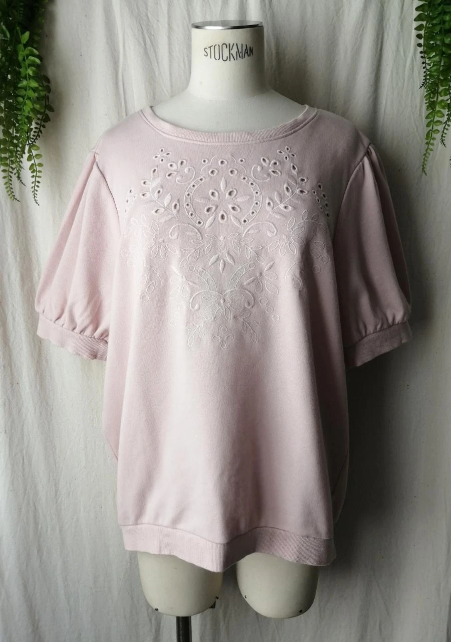 Sweat manches courtes rose pâle plastron brodé et ajouré